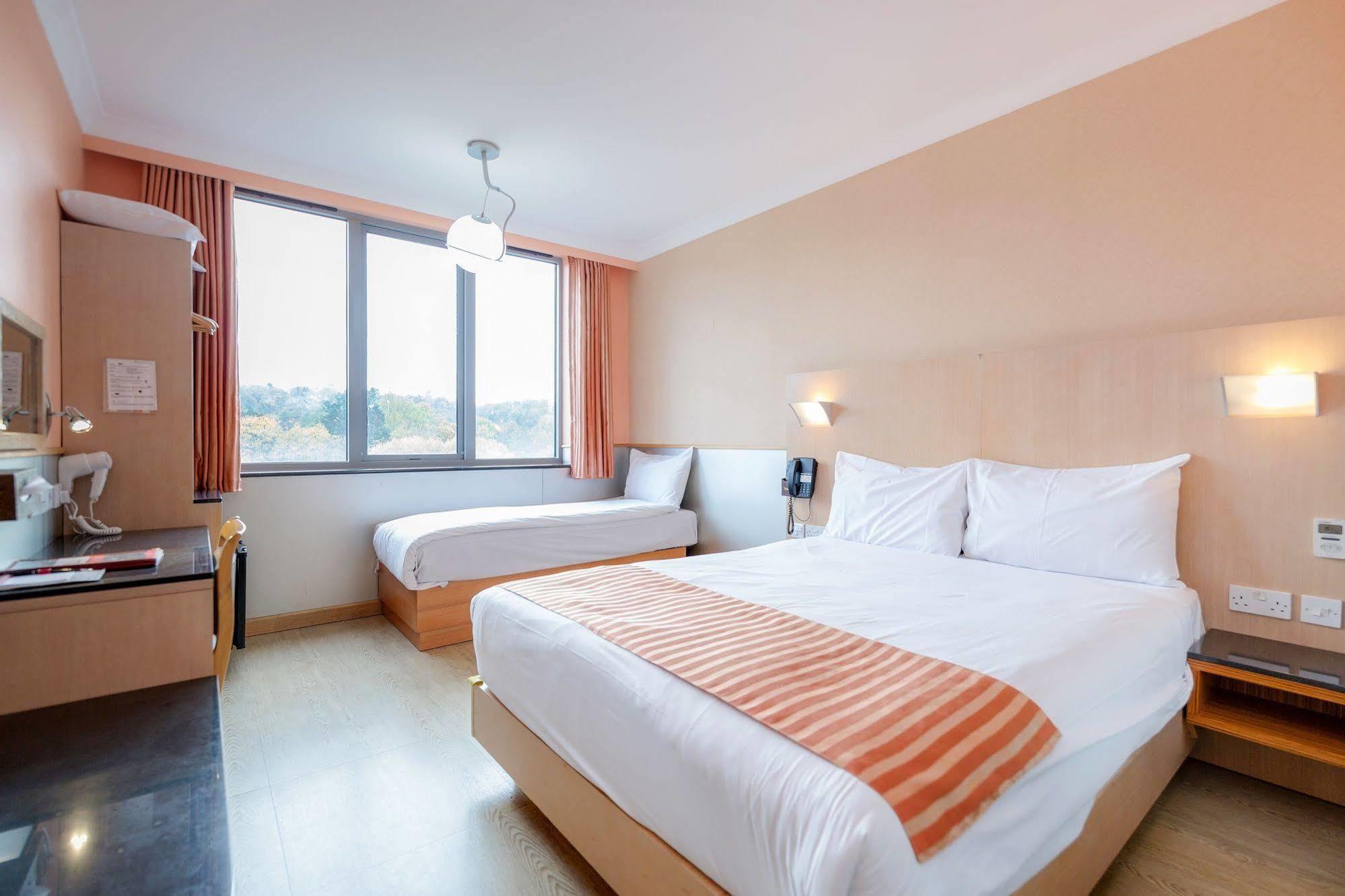 Eurotraveller Hotel - Premier - Harrow Extérieur photo